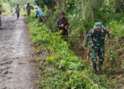 Babinsa dan Kepala Desa Tallumae  Bersatu bersihkan lingkungan.