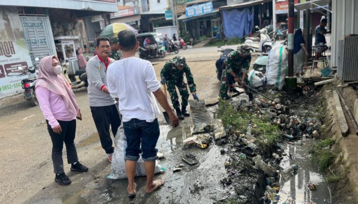 Ws.Danramil 05/Dua Pitue Pimpin warga bersihkan pasar Tanru Tedong.